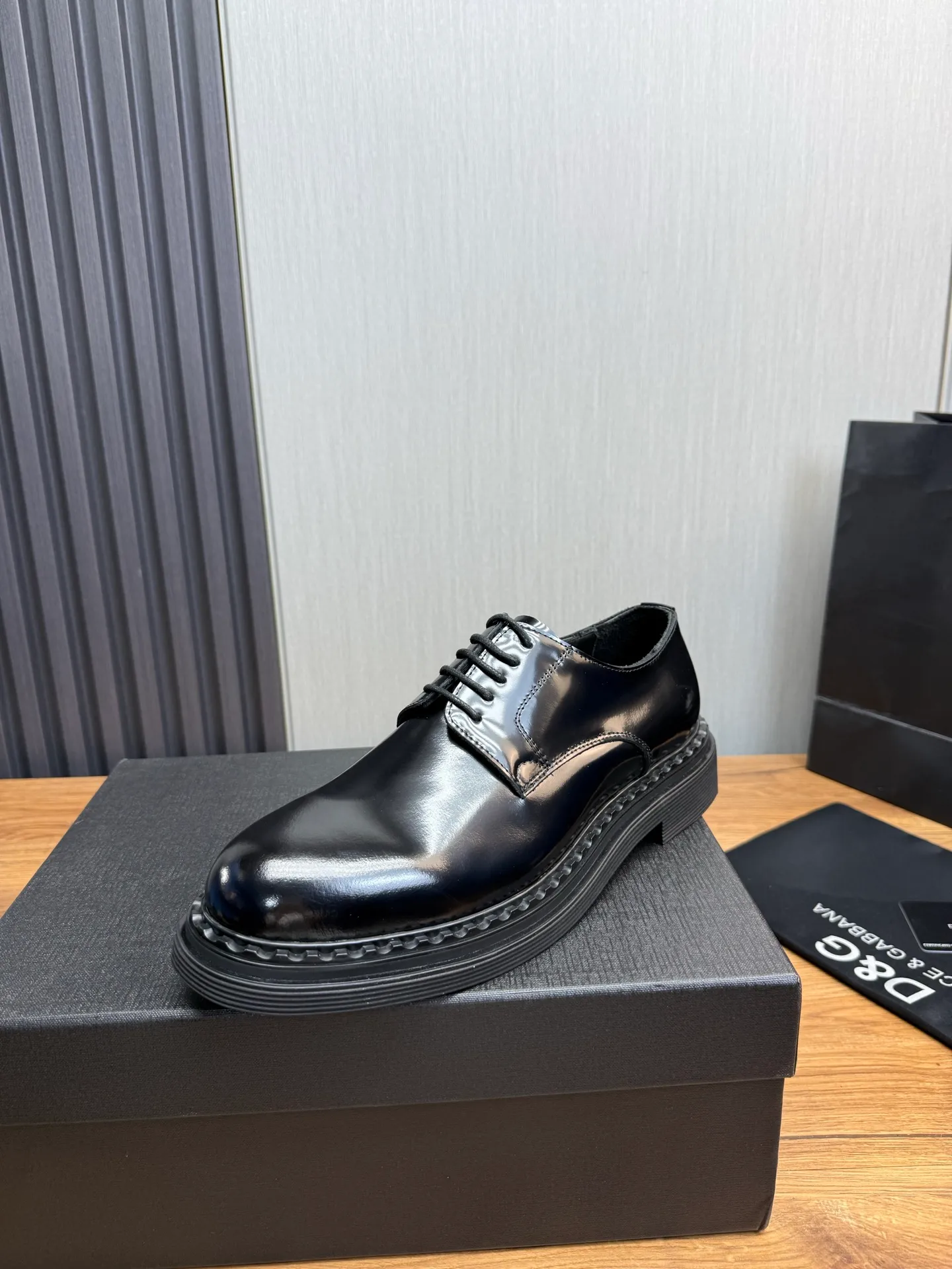 Men's shoes 💰900💰 DG. Men's casual lace-up leather shoes, the latest hot style 🔥 1:1 original purchase quality, top quality goods ⬆️The upper is imported open-edge beaded cowhide, cowhide, and cow suede. The hand-made three-dimensional stitching highlights the round toe design. The inner foot pads are all imported cowhide, with the original wear-resistant foam outsole, matching code 39-44, (38, 45 custom-made, non-returnable)
